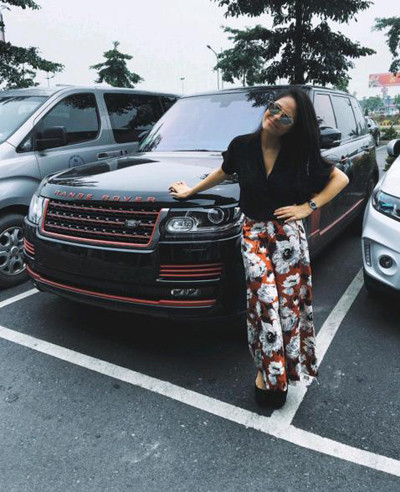 Ca nương khoe xế Range Over có giá khoảng 6 tỷ đồng. Ảnh :Vietnamnet.