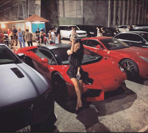 Kiều Anh và chồng có vài chiếc xe hàng hiệu, chiếc nào cũng có giá tầm 5 - 6 tỷ. Ảnh: FBVN.