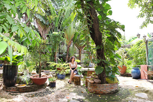  Biệt thự nhà vườn của ca sỹ Hồ Lệ Thu. Là một ca sỹ hải ngoại nhưng những năm gần đây cô thường xuyên về Việt Nam và đã xây một căn nhà ở quê hương tiện bề ăn ở. Biệt thự của cô ca sỹ phảng phất nét hồn biệt khi ngập tràn màu xanh của cây cối.