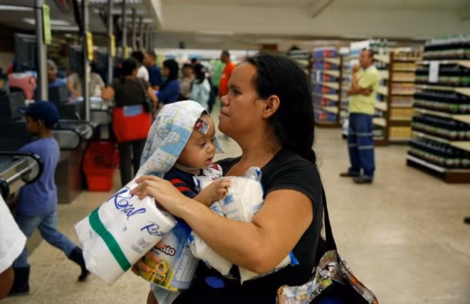 Với những đồ dùng, mặt hàng gia đình bạn thường sử dụng, bạn hay chọn mua chúng với số lượng lớn để được mua hàng với giá sỉ. Như vậy là bạn đã tiết kiệm được một khoản tiền, lại vừa tiết kiệm được thời gian đi lại. Ảnh: Alobacsi.