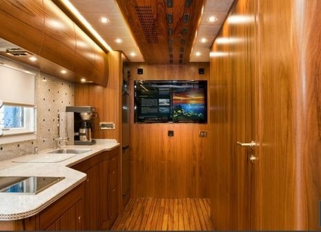 Với bề ngoài hầm hố như một chiến binh, chiếc xe tải này không chỉ có thể di chuyển trên mọi địa hình mà còn được thiết kế như một ngôi nhà thu nhỏ. Ảnh Imgur.