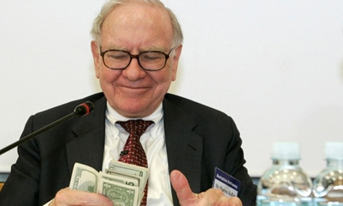 Bàn làm việc của tỷ phú không có điện thoại, không có máy tính. Warren tự lái xe và không thuê vệ sĩ. Ông chưa bao giờ đi bằng máy bay riêng, mặc dù ông sở hữu một hãng máy bay tư nhân lớn nhất thế giới. Tại cuộc họp cổ đông hằng năm, ông luôn nhấn mạnh rằng, chất lượng cuộc sống không liên quan đến tiền bạc.