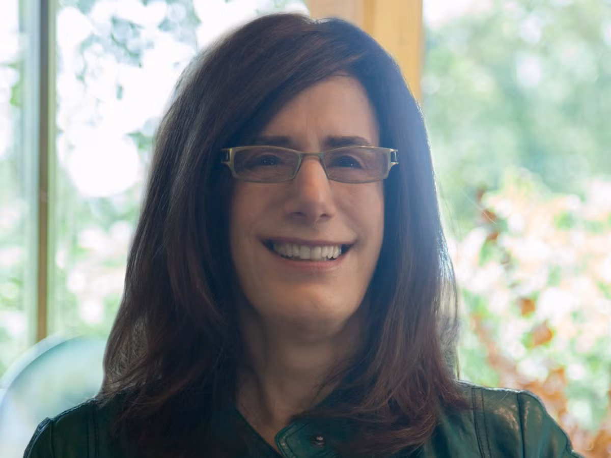 Judy Faulkner, nhà sáng lập hệ thống phần mềm chăm sóc sức khỏe Epic Systems. Nữ tỷ phú này cho hay, bà không hề hứng thú với cuộc sống xa hoa phung phí. Bà chỉ có 2 chiếc xe ô tô nhãn hiệu bình dân sử dụng trong 15 năm trời và sống với chồng mình ở ngoại ô Madison.