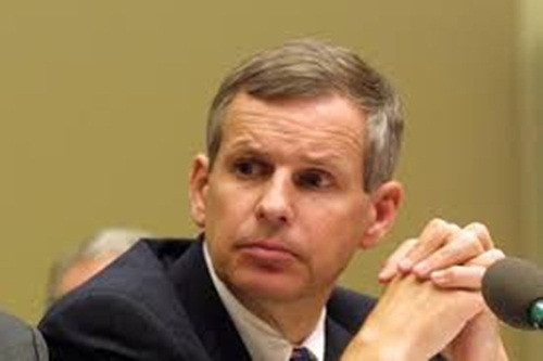 Ông luôn tự chuẩn bị bữa ăn trưa tại nhà để mang theo đi làm việc hoặc đơn giản chỉ một chiếc bánh mì sandwich. Gần đây, ông còn chia sẻ phòng khách sạn trong khi đi du lịch với đồng nghiệp của mình.