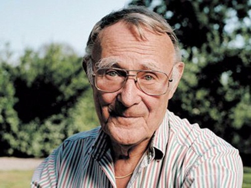 Ingvar Kamprad. Chủ thương hiệu đồ gỗ IKEA nổi tiếng. Là một trong những đại gia của châu Âu nhưng vị tỷ phú 90 tuổi này lại chọn cho mình một lối sống giản gị hết mức.