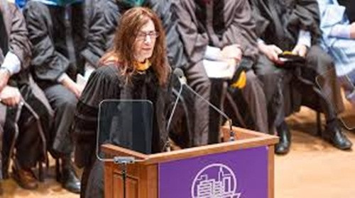 Năm 2015, bà hứa sẽ chia nửa tài sản khổng lồ của mình cho hội từ thiện và phát biểu rằng, đời mình chưa bao giờ khao khát thành một tỷ phú và sống một cuộc sống lãng phí.