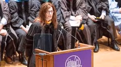 Năm 2015, bà hứa sẽ chia nửa tài sản khổng lồ của mình cho hội từ thiện và phát biểu rằng, đời mình chưa bao giờ khao khát thành một tỷ phú và sống một cuộc sống lãng phí.