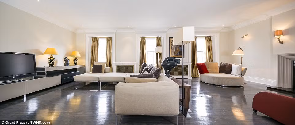  Căn hộ xa hoa ở Mayfair, tự hào có sự kết hợp của cổ điển và hiện đại, vừa được sang tên chủ với giá 5,6 triệu bảng (hơn 190 tỷ đồng). 