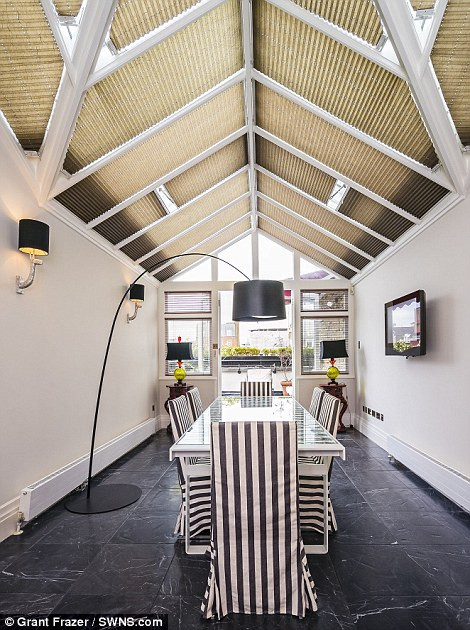 Kiến trúc và nội thất được nhấn nhá từ những chi tiết nhỏ nhất như những chiếc đèn độc đáo hay cách chọn họa tiết vải.