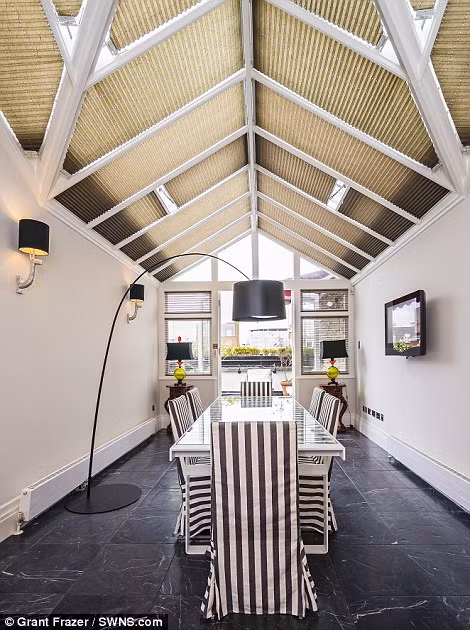 Kiến trúc và nội thất được nhấn nhá từ những chi tiết nhỏ nhất như những chiếc đèn độc đáo hay cách chọn họa tiết vải.