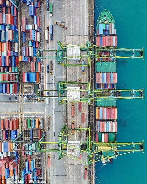 Sự giàu có của đất nước này thể hiện ở khu vực cảng biển, những container màu sắc đông đúc đậu ở biển.