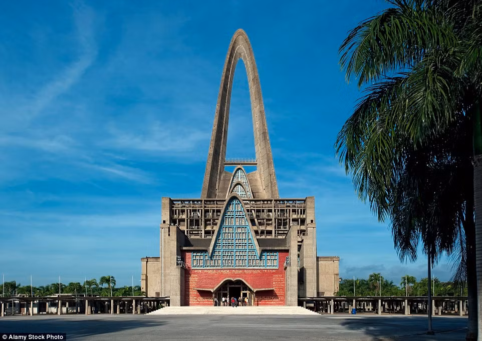 Nhà thờ Basilica de Nuestra Senora de la Altagracia, Higuey, Cộng hòa Dominica. Hàng ngàn du khách hành hương đến đây để xem hình ảnh đức Mẹ Altagracia, vị thánh bảo trợ của nước Cộng hoà Dominica.