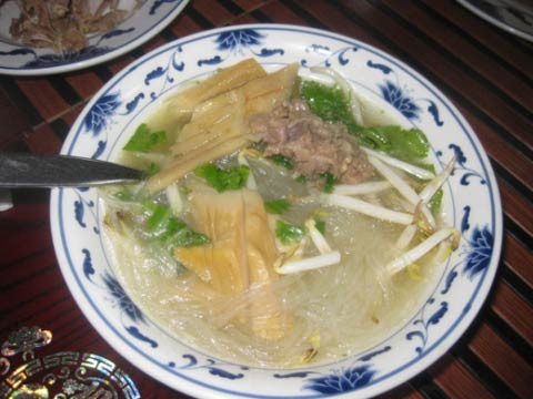 Tô miến gà ở vỉa hè trên đường Hàm Nghi (quận 1, TP HCM) bán với giá “trên trời”: 70.000 đồng. Ảnh minh họa.