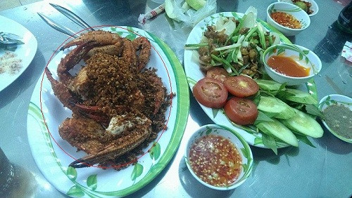 Đĩa càng cua nhỏ giá 250.000 đồng, tô cháo hàu 140.000 đồng... là số tiền mà một vị khách Đà Nẵng phải chi trả cho bữa ăn lót dạ khi du lịch ở TP HCM. Ảnh: Việt báo.