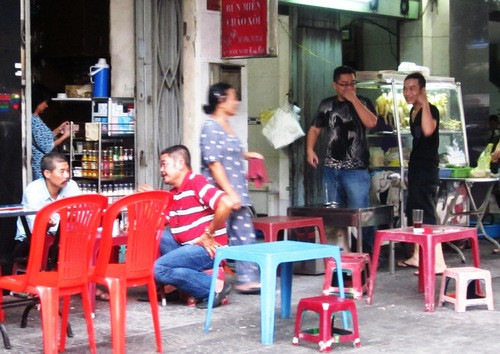 Khách hàng cho rằng mình bị chặt chém vì nhìn quán ăn này thuộc kiểu vỉa hè, rất bình thường. Trong khi tô miến cũng chỉ có vài miếng gà xé nhỏ, cộng thêm vài cọng măng khô và một ít hành. Ảnh: Việt Báo.