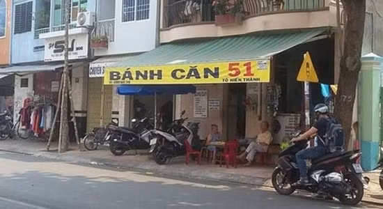 Thông tin trên báo Zing, sau khi bị kiểm tra chủ quán bánh này cho rằng không hề có chuyện chặt chém khách vì từ trước đến nay cửa hàng đều bán giá 15.000 – 20.000/cái. Trong khi đó nhiều người phản đối chủ quán bởi bình thường giá bánh căn bán ở Nha Trang chỉ từ 5.000 đồng/cái. Ảnh: Zing.