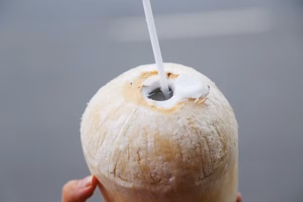 Anh Đ., khách du lịch ở Đà Nẵng cũng từng chia sẻ lên mạng việc mình bị chặt chém ở cầu sông Hàn. Theo anh Đ. Xem cầu xoay xong, đứng dậy trả tiền, anh thanh niên phụ quán đòi thanh toán 60.000 đồng/quả dừa khiến anh vô cùng ngạc nhiên. Ảnh minh họa.