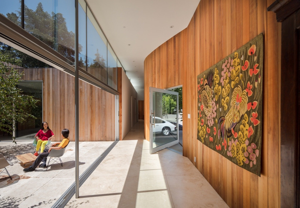 Không gian thanh bình đằng sau cánh cửa kính.