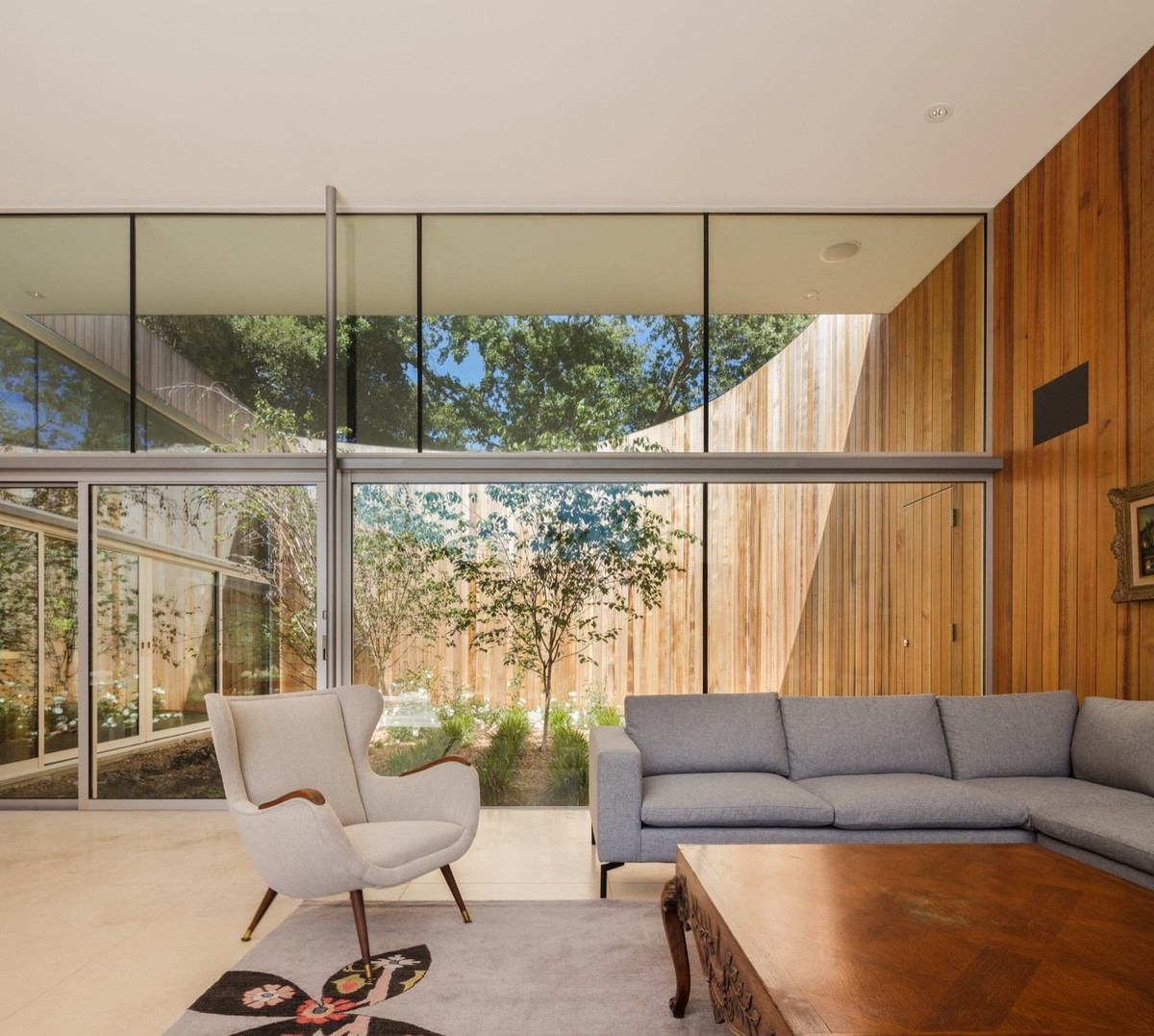 Phía bắc của ngôi nhà bao gồm phòng bếp, phòng ăn, phòng khách được bố trí theo hình chữ L.