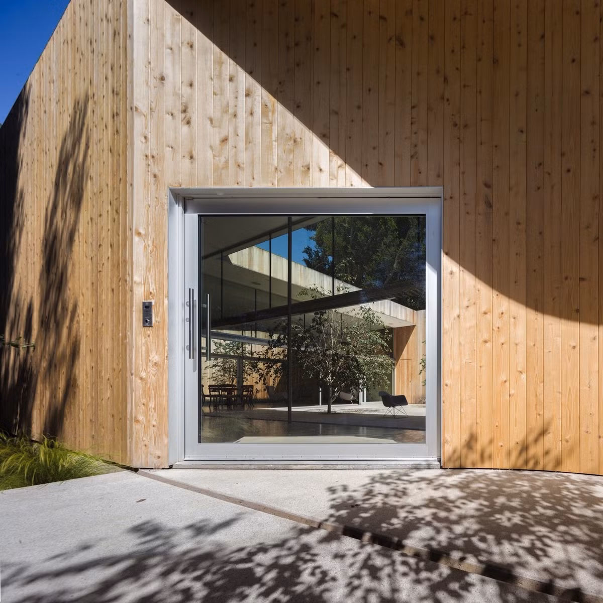 Bat ngo nha sieu dep an sau buc tuong go xau xi-Hinh-6