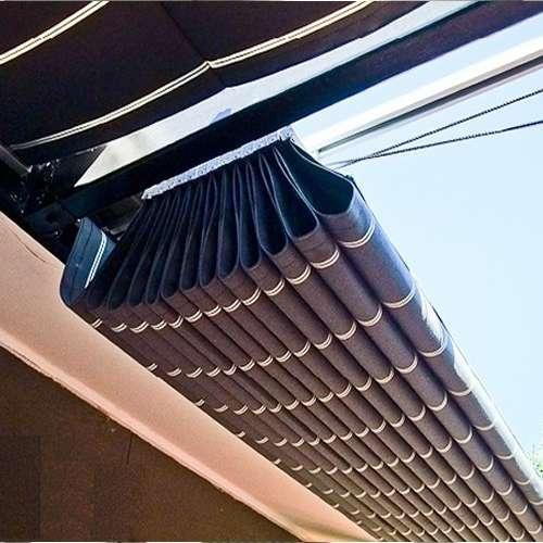 Việc sử dụng mái che giếng trời bằng tôn và bạt giúp tiết kiệm chi phí, đồng thời tháo lắp cũng tương đối dễ dàng. Ảnh: Bathoangminh.