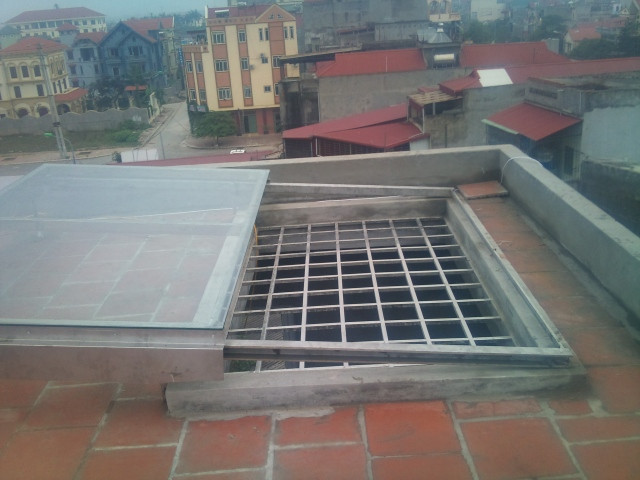 Ngoài ra, bạn có thể làm mái che giếng trời bằng kính mở trong. Ảnh: Vatgia.