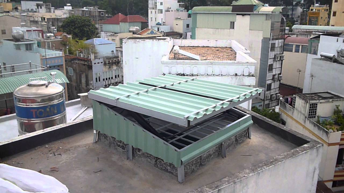 Bên cạnh đó, bạn có thể che giếng trời bằng tôn và bạt - 2 loại vật liệu được sử dụng từ lâu. Ảnh: Vatgia.