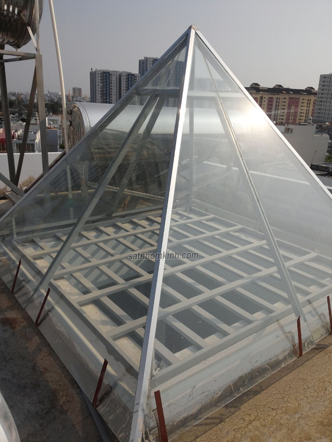 Do kính cường lực khá nặng nên bạn cần chuẩn bị hệ thống giá đỡ chắc chắn, sau đó mới tiến hành lắp kính cường lực phía trên. Ảnh: Satnhomkinh.