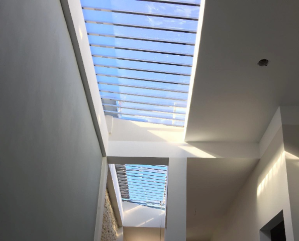 Không chỉ giúp bảo vệ không gian bên trong, mái che giếng trời còn giúp ngôi nhà đẹp và nổi bật hơn. Ảnh: Fwoodcity.