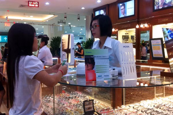 Để không phải chi một số tiền quá lớn cho chiếc kính mát hàng nhái (fake), bạn nên vào các cửa hàng kính mắt uy tín để được tư vấn về giá và tư vấn loại kính nào phù hợp với đôi mắt của bạn.