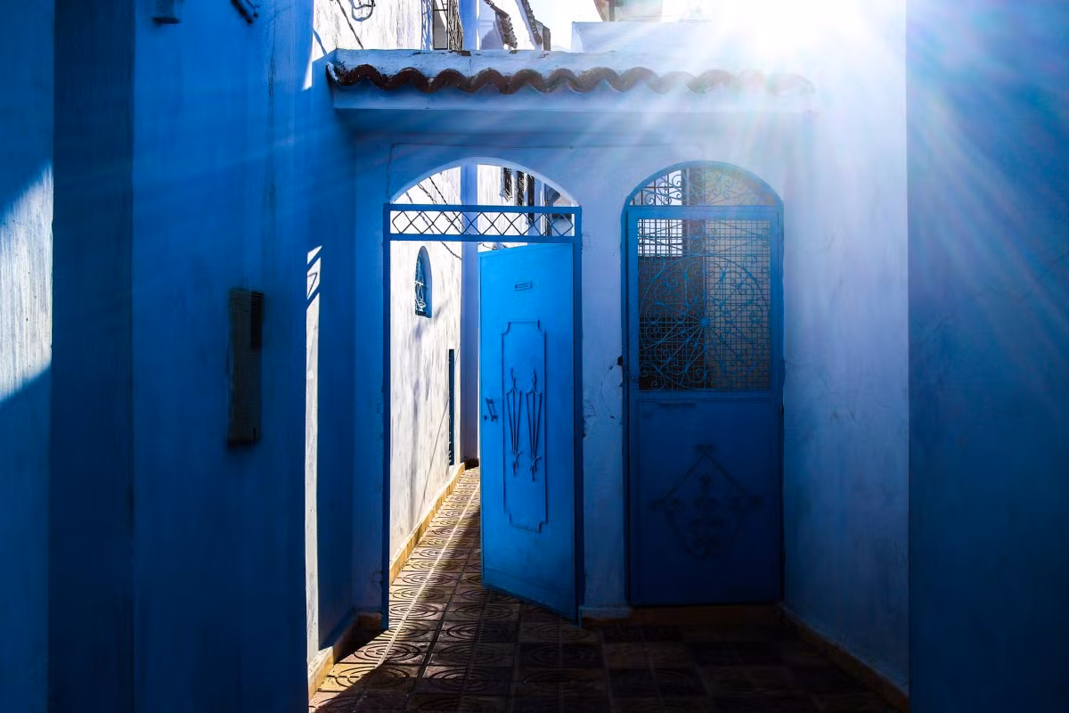 Nửa thiên niên kỷ sau đó, truyền thống này vẫn được duy trì ở Chefchaouen. Nó bỗng nhiên trở thành một điểm du lịch hấp dẫn trên thế giới.