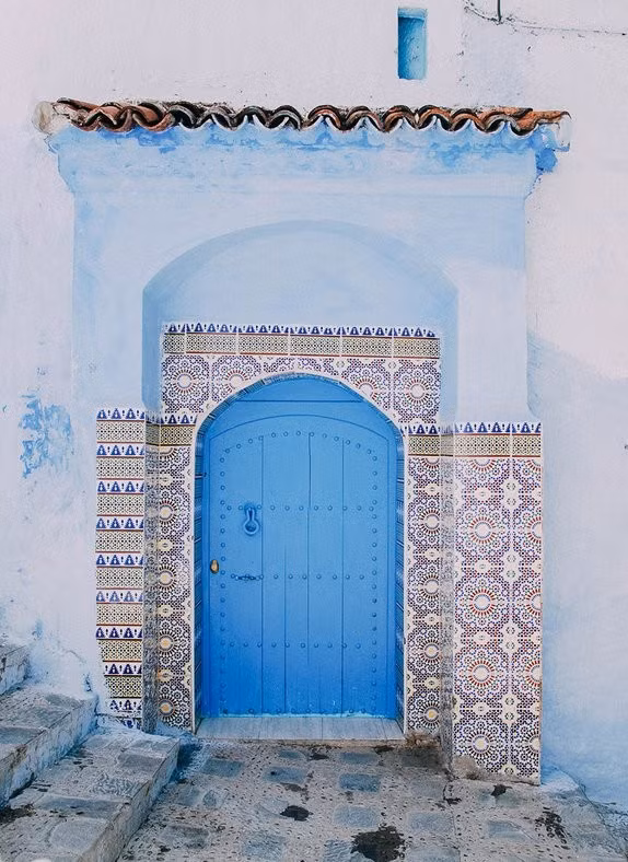 Tường xanh, trời xanh, cầu thang xanh, chậu hoa màu xanh, ô cửa màu xanh.., bạn sẽ thấy đủ mọi cung bậc của màu sắc này tại Chefchaouen.