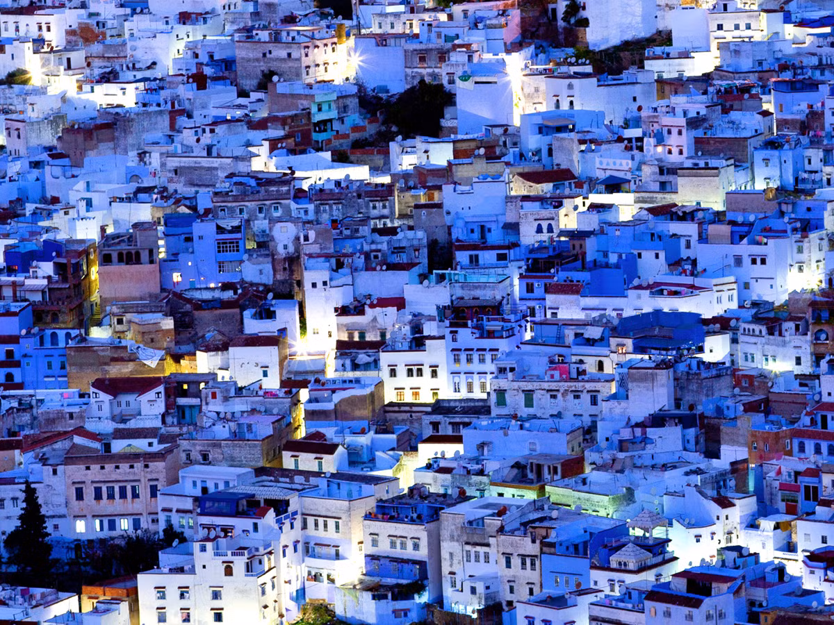 Chefchaouen là một thành phố ở Ma Rốc. Cả thành phố này được nhuộm một màu thiên thanh đậm khiến trông xa như một ngọn lửa xanh khổng lồ. Nó ra đời vào năm 1471, nằm ở vùng phía Bắc của Ma Rốc.