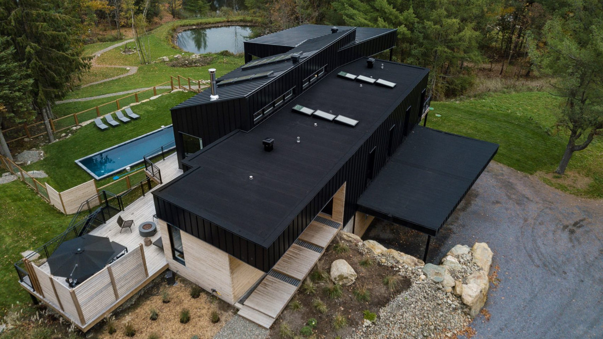  Ngôi nhà gỗ xinh xắn này nằm gọn trong một thung lũng ở Eastern Townships - một khu vực có phong cảnh hữu tình tại phía đông nam Quebec.