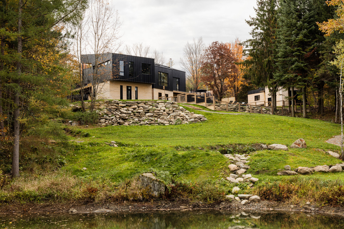 Ngôi nhà gỗ nằm trong một khu rừng thơ mộng với tầm nhìn ra hồ đầy lãng mạn.