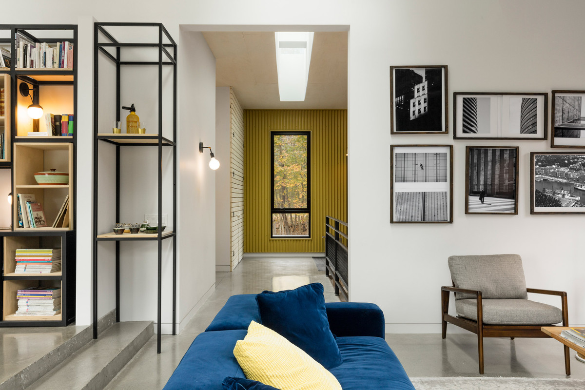 Sàn nhà được làm bằng bê tông. Bức tường bên ngoài được làm từ các vật liệu tương phản là kim loại đen và gỗ sáng màu.