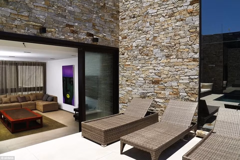 Khu biệt thự này nằm ở bãi biển đẹp nhất ở thủ đô Brazil và toàn thế giới Ipanema. Mỗi căn rộng đến 470m2, có 4 phòng ngủ, giá 1.722 Bảng Anh (50 triệu) /đêm.