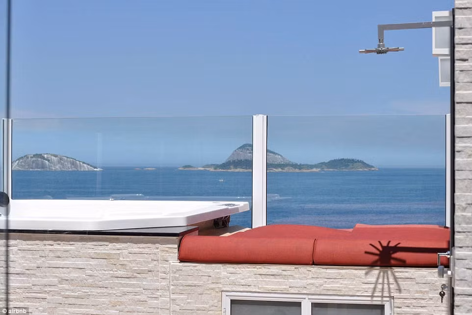 Mọi căn phòng đều lắp kính, có thể nhìn ngắm biển mọi lúc mọi nơi.