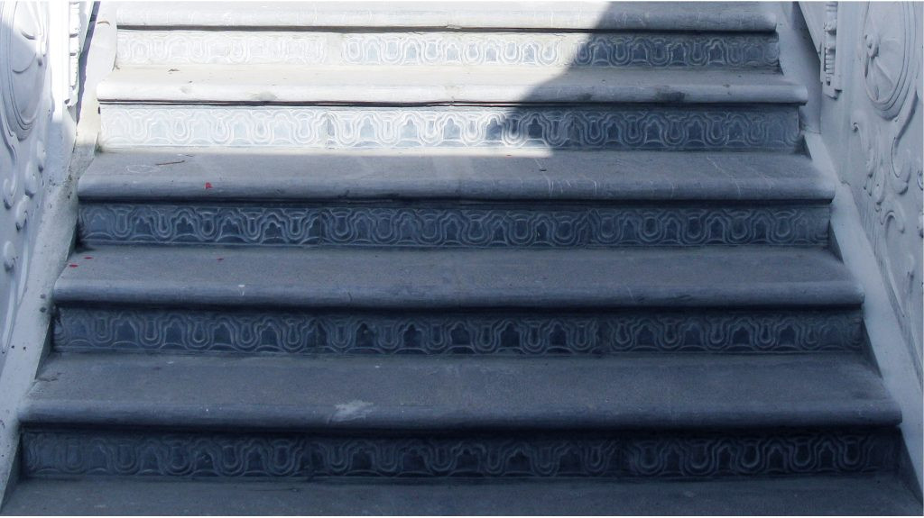 Tuy nhiên, trong nhiều năm trở lại đây, việc xây dựng bậc tam cấp cho nhà ở ngày càng phổ biến hơn. Ảnh: lamtao.