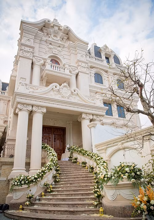 Được biết, căn biệt thự lộng lẫy này ngụ trên đường Hưng Yên - TP. Nam Định, thuộc sở hữu của đại gia Trần Thế Long, Giám đốc Công ty Dệt may Châu Giang. Ảnh: Thietkenha.