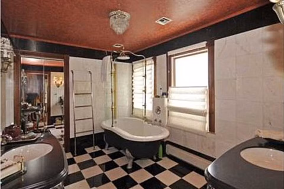 Nó có 4 phòng ngủ kèm 4 phòng tắm và một hồ bơi lớn. Trong khuôn viên là một nhà xe có thể chứa 2 chỗ ô tô.