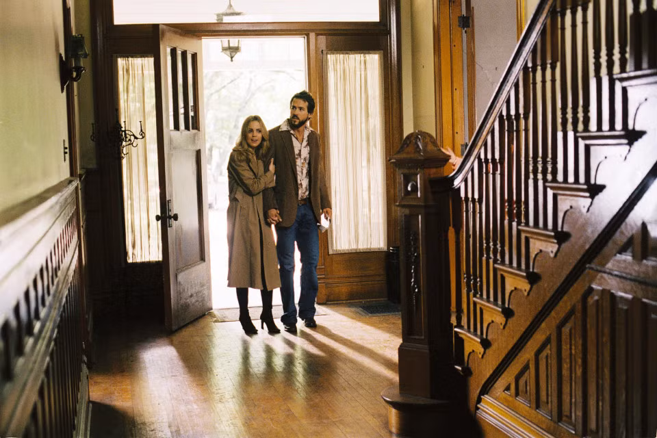 Sau đó, ngôi nhà là nơi để quay các bộ phim kinh dị và không ai dám bén mảng tới. 