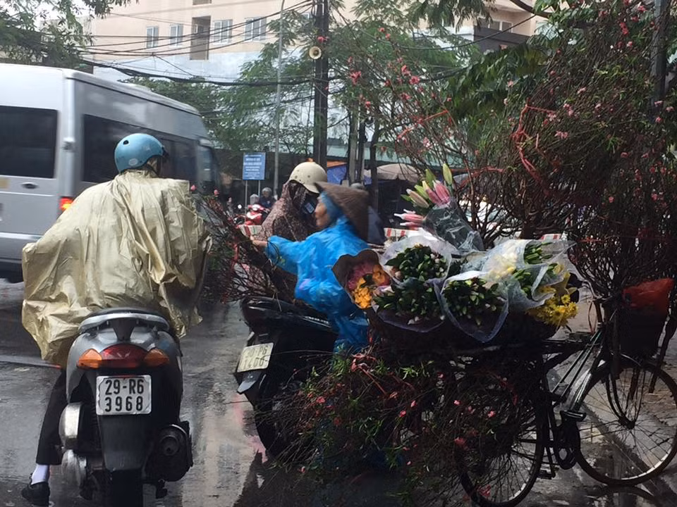 Rằm tháng Chạp cận Tết nguyên đán là dịp các loại hoa Tết như đào, ly, cúc được bày bán nhiều hơn hẳn để phục vụ nhu cầu cúng rằm, trưng Tết của người dân.