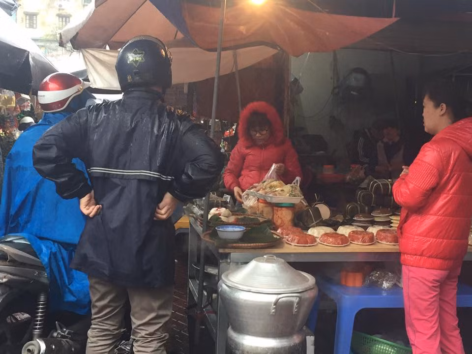 Chị Hương, người bán hàng cho biết: "Ban đầu tôi lo lắng trời mưa rét thì khách mua hàng sẽ ít nên tôi giảm lượng hàng bán xuống gần một nửa. Nhưng không ngờ mới sáng sớm đã rất đông người đến hỏi mua. Chắc ai cũng có tâm lý muốn sắm tươm tất cho đợt rằm cuối năm này". Chị Hương cho biết, hôm nay, các loại xôi nấu sẵn như xôi trắng, xôi gấc... có giá 25.000 đồng/đĩa, tăng 5.000 đồng so với ngày thường hay những đợt rằm khác.