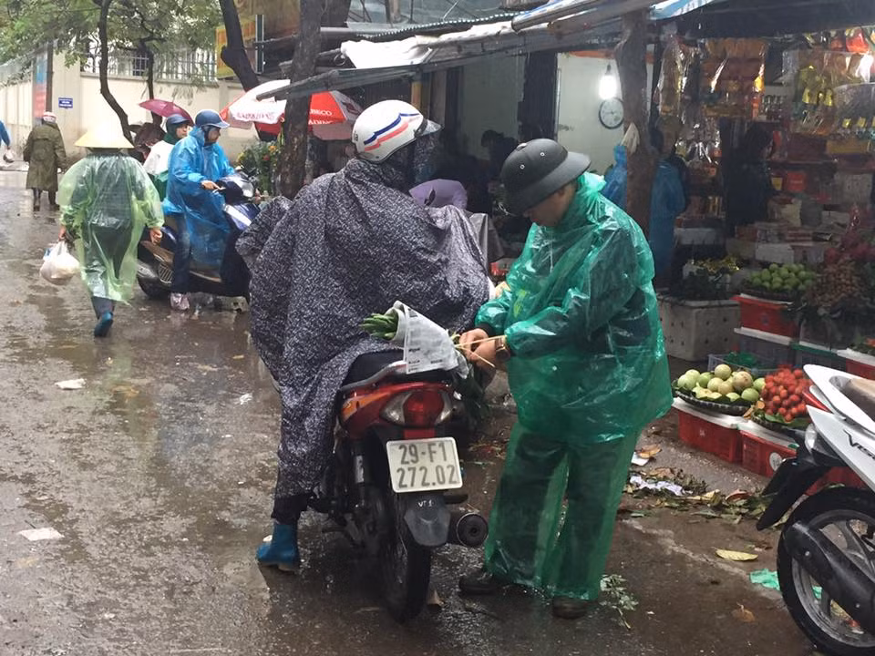 Dù trời mưa nhưng ai cũng tranh thủ dừng lại mua hàng để lễ cúng rằm cuối năm thêm rôm rả.