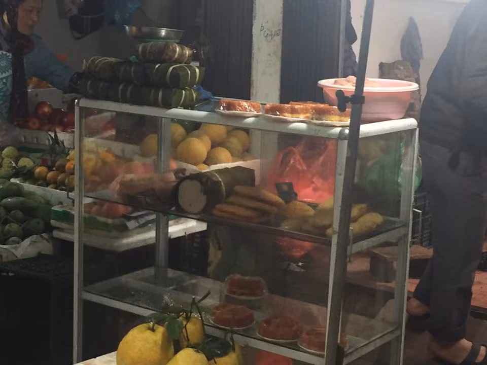 Khảo sát tại một số chợ ở Hà Nội như chợ Nghĩa Tân, Cầu Giấy, Bưởi... các mặt hàng phổ biến để cúng rằm như hoa, trái cây, giò chả, xôi... đều đồng loạt tăng giá nhẹ. Tuy nhiên, các sản phẩm này vẫn rất hút người mua trong đợt rằm cuối cùng năm 2016 này.