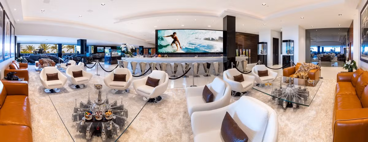 Các thành viên của câu lạc bộ chơi xe khủng thường đến đây trao đổi, chia sẻ kinh nghiệm. Trong ảnh là khu phòng chờ cực sang trọng của họ.