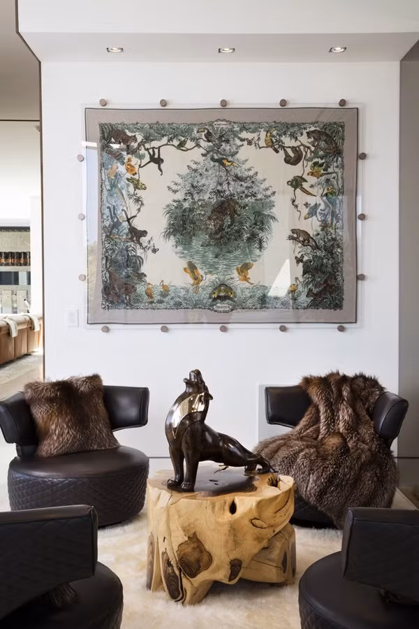 Ngôi biệt thự này trưng bày đến 100 tác phẩm nghệ thuật có giá hàng triệu USD.