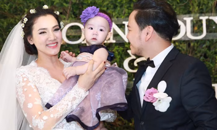 Chồng Trang Nhung sinh trong gia đình không chỉ giàu có mà còn có truyền thống văn nghệ sỹ nhiều đời. Đáp lại lời đồn rằng nhà chồng đại gia, Trang Nhung chỉ khiêm tốn rằng gia đình chỉ bình thường. Ảnh: Phunutoday.