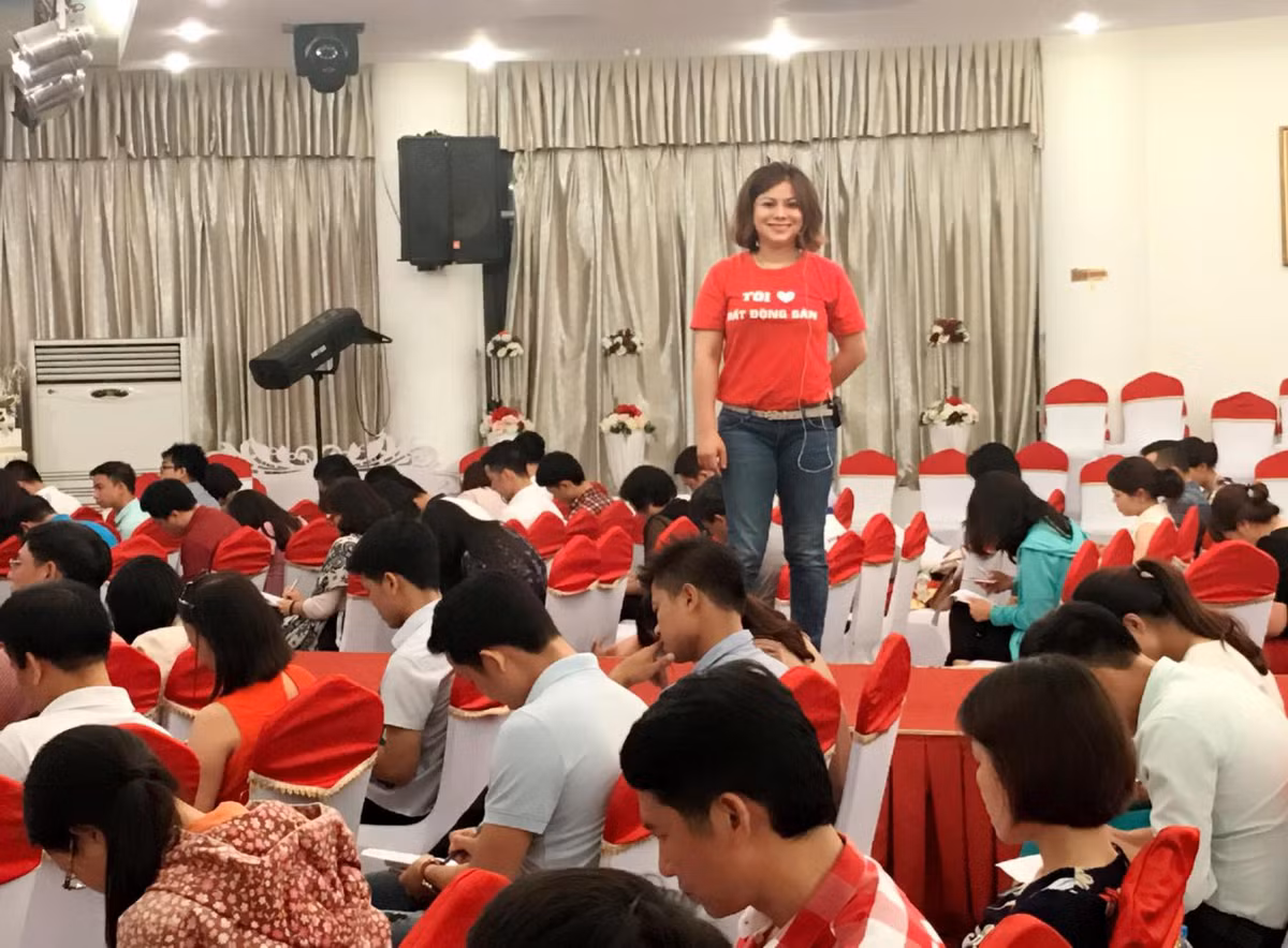 Bà Hoàng Kim Dung tại buổi thuyết trình về Bất động sản do chính bà tổ chức. Ảnh: Blogtamsu.